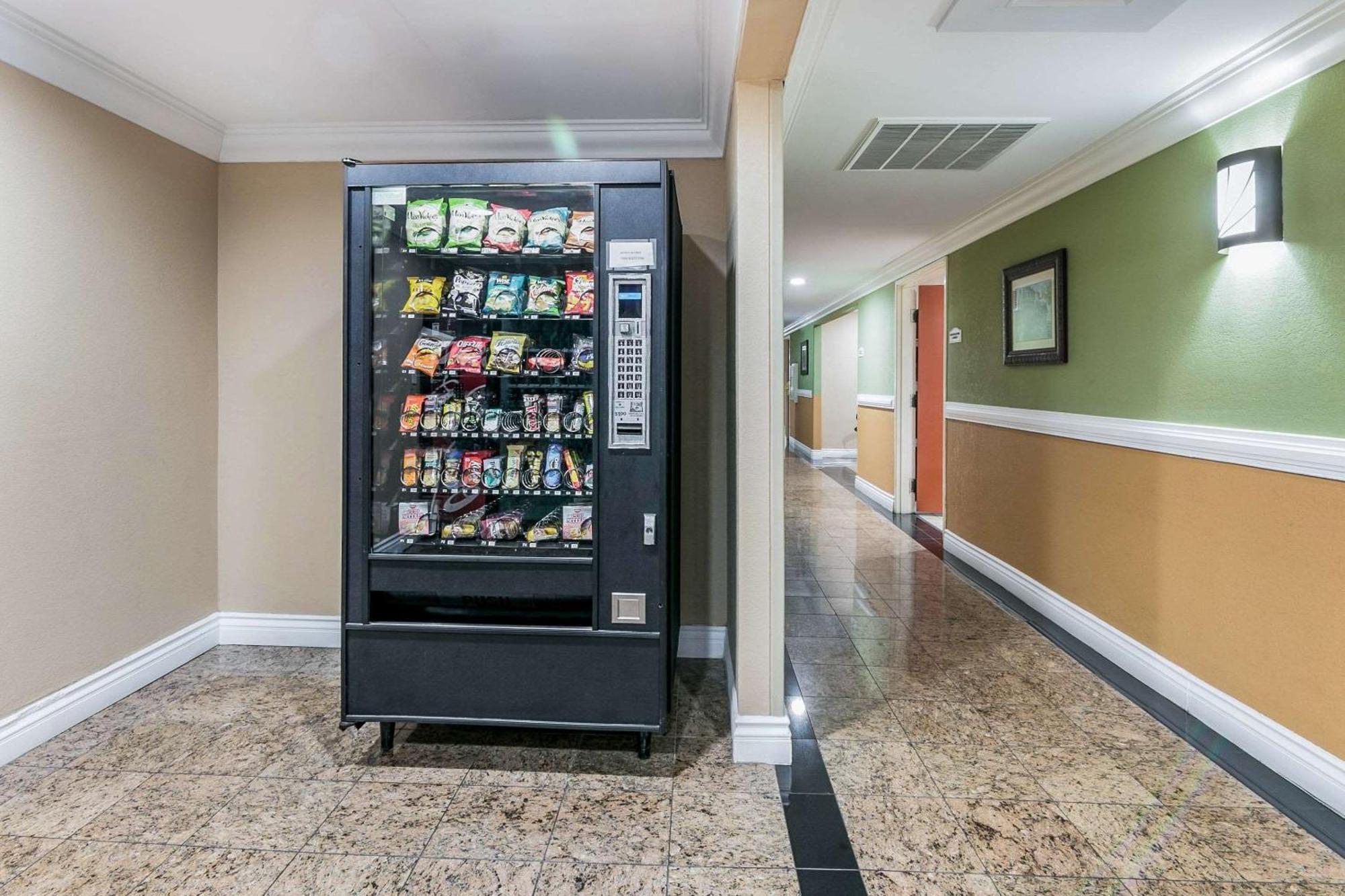 Quality Inn & Suites Atlanta Airport South College Park Exterior photo