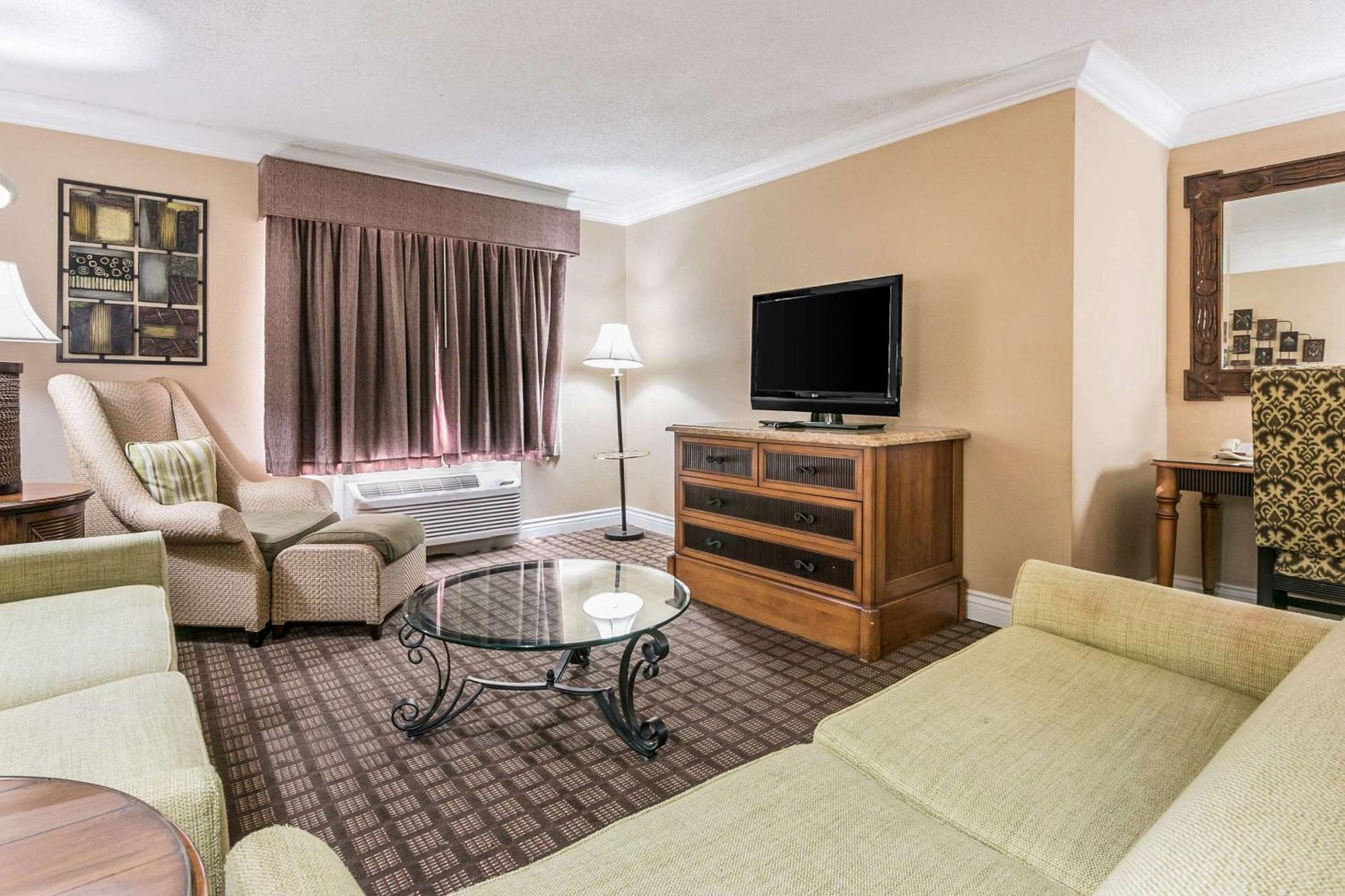 Quality Inn & Suites Atlanta Airport South College Park Exterior photo